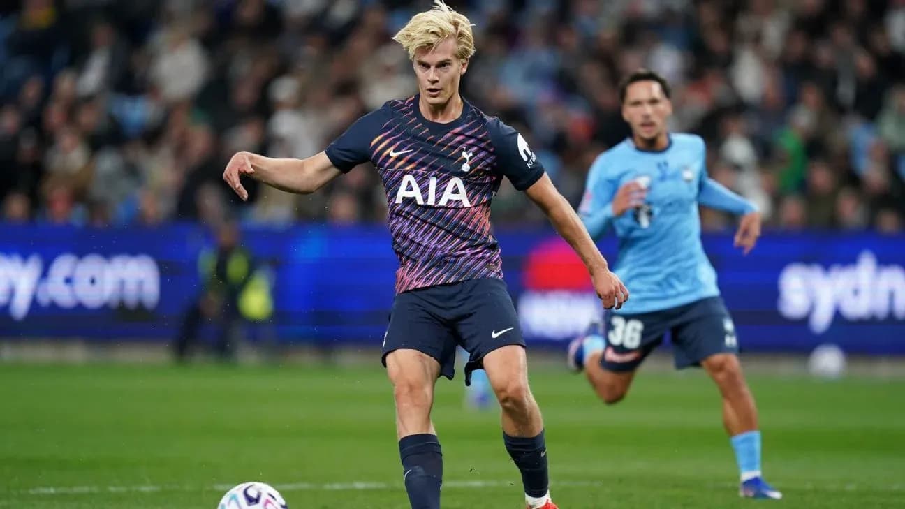 Игрок Tottenham делает пас во время матча