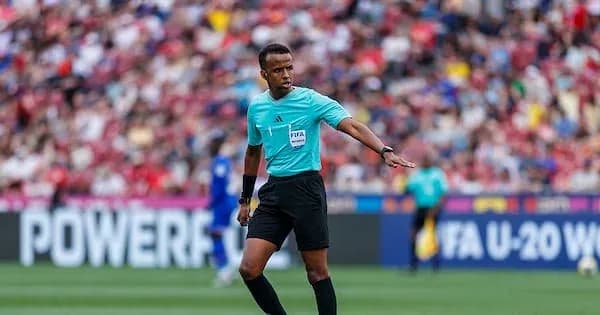 Судья на поле во время матча U-20