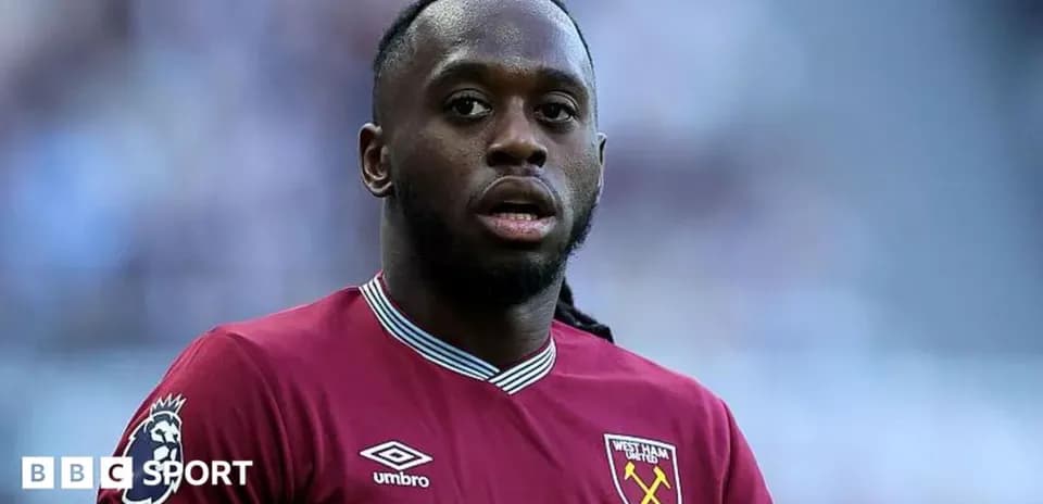 Игрок West Ham United в форме команды на поле