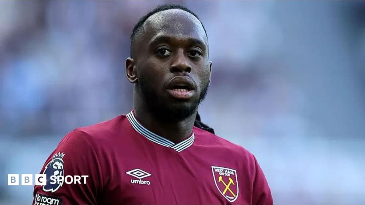 Игрок West Ham United в форме команды на поле