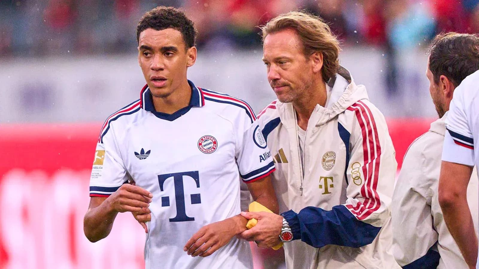 Игроки Bayern München на замене во время матча