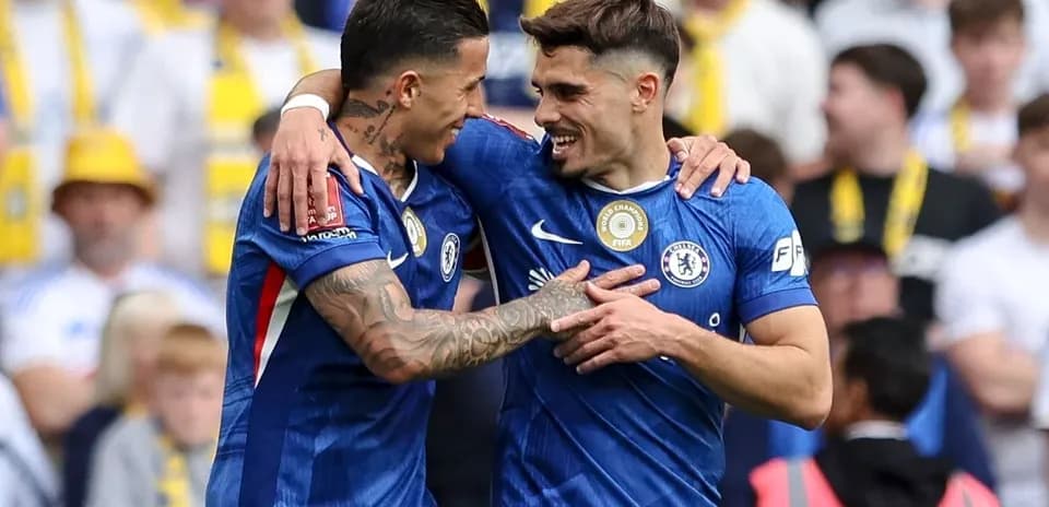 Игроки Chelsea празднуют забитый гол на стадионе