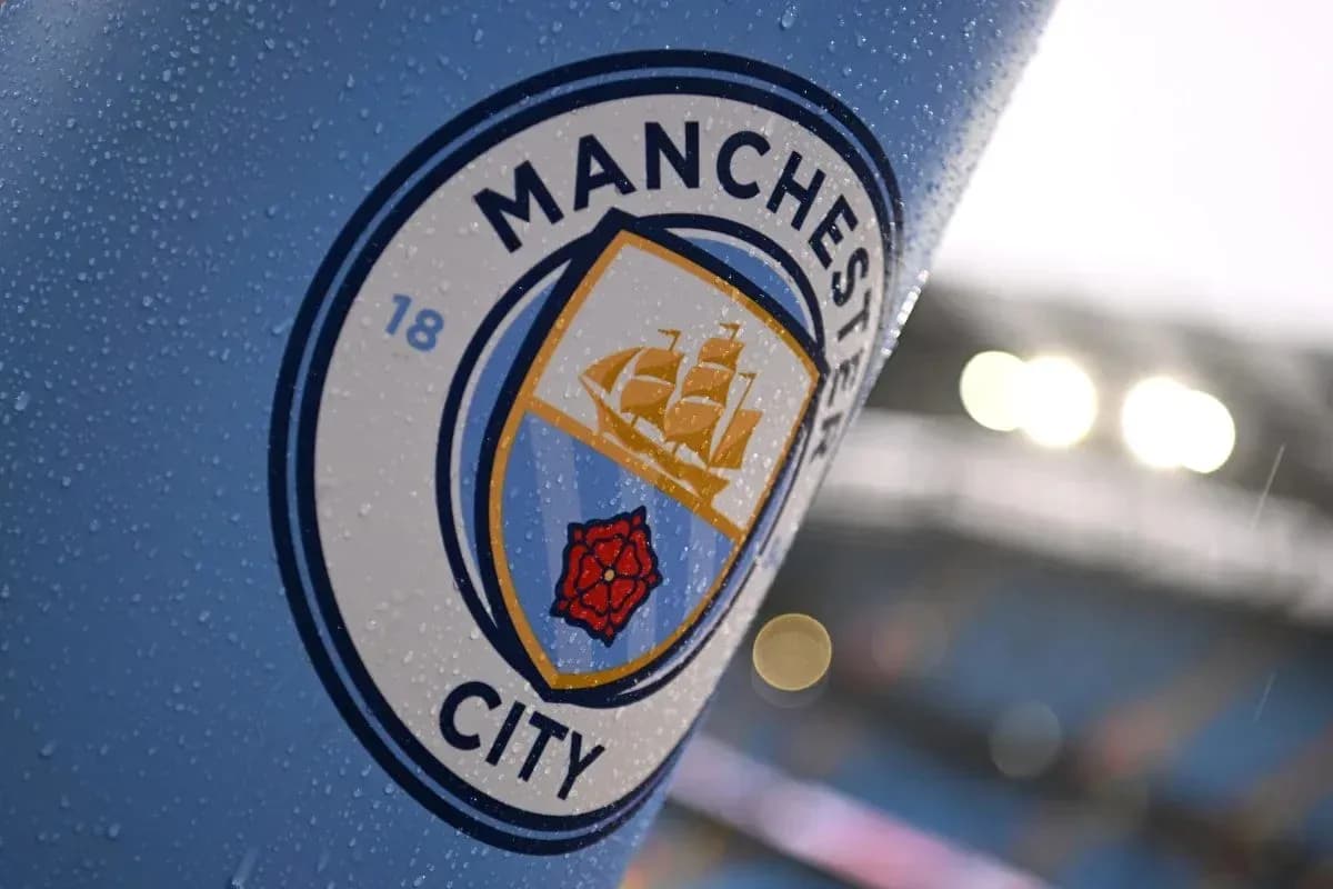 Логотип клуба Manchester City на фоне дождя