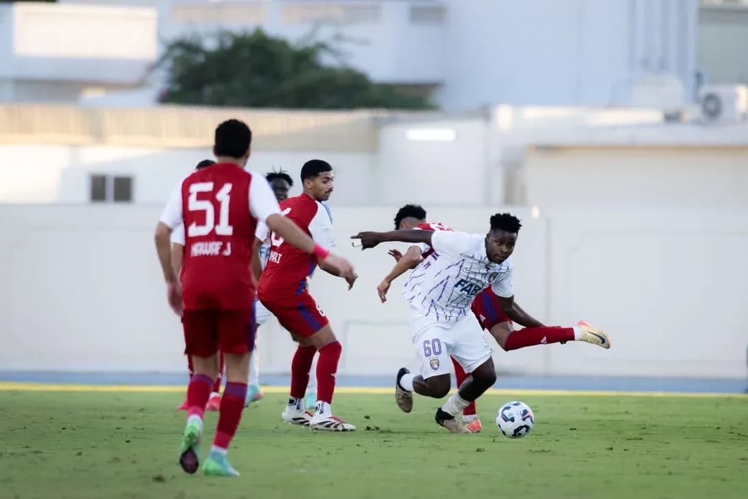 Игроки Al Ain U23 и Al Sharjah U23 на поле