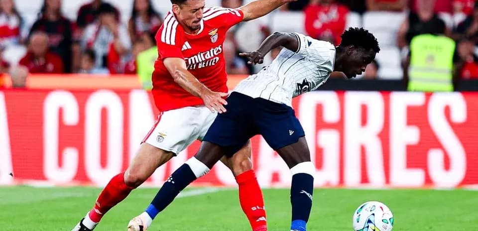 Игроки Aarhus и Benfica в борьбе за мяч