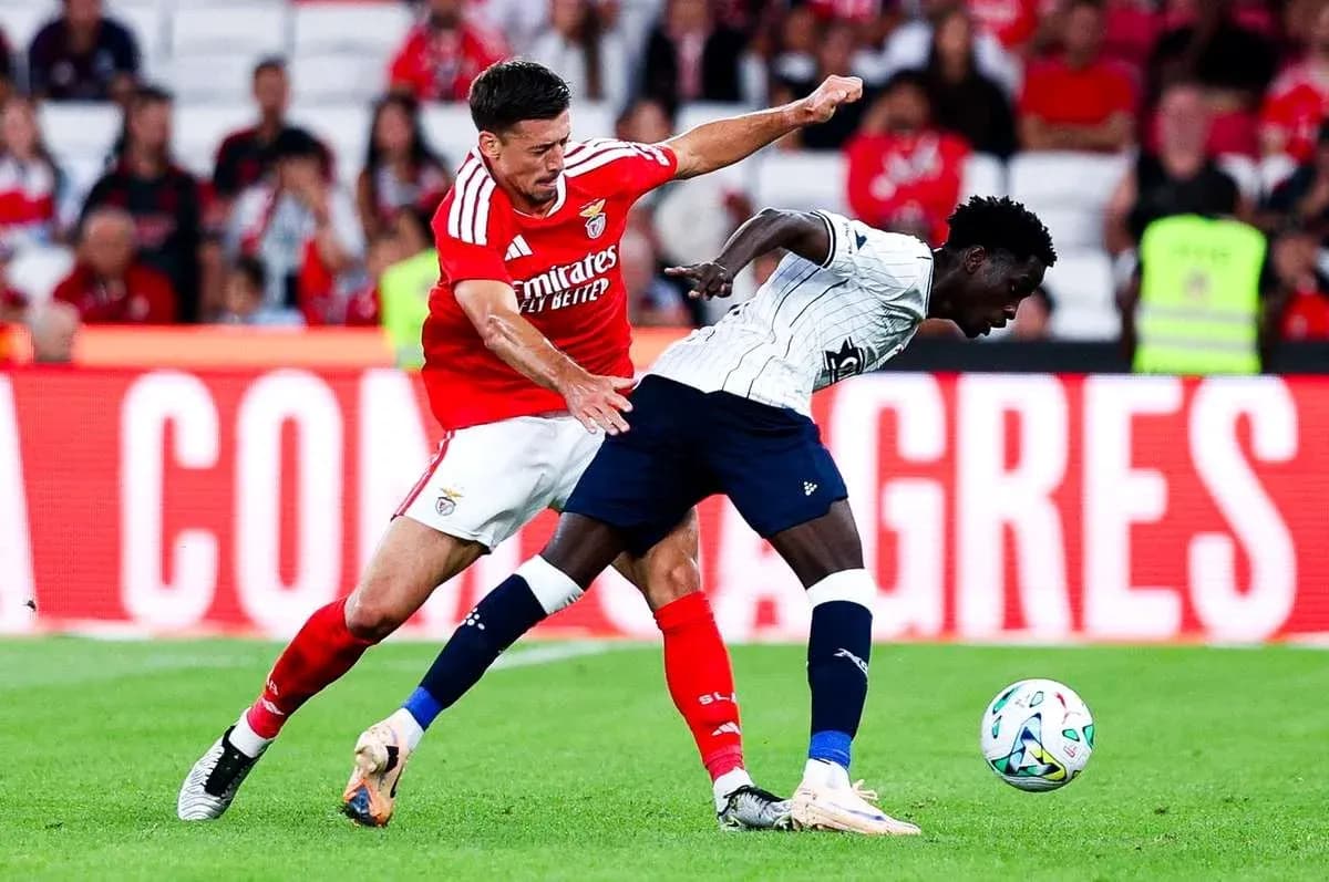 Игроки Aarhus и Benfica в борьбе за мяч