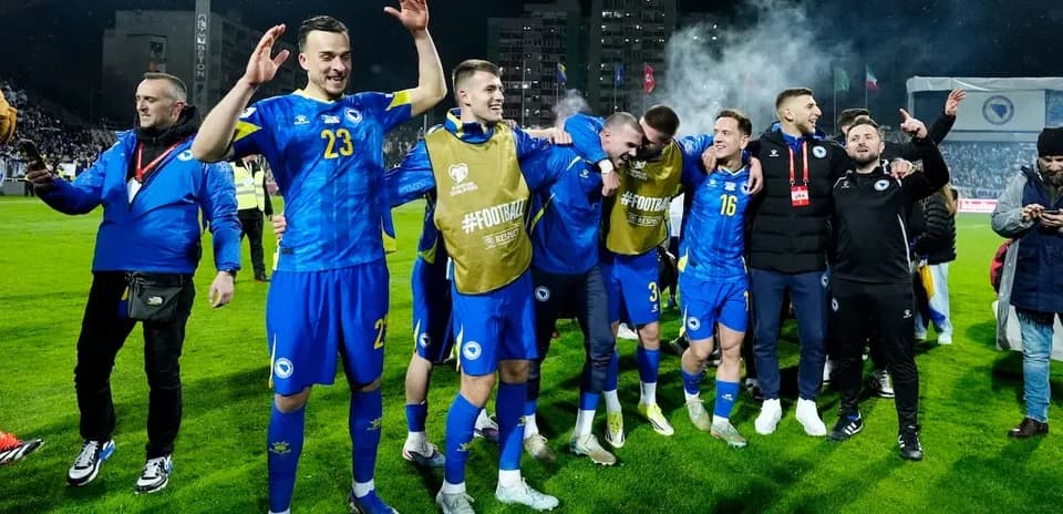 Игроки сборной Боснии и Герцеговины празднуют победу