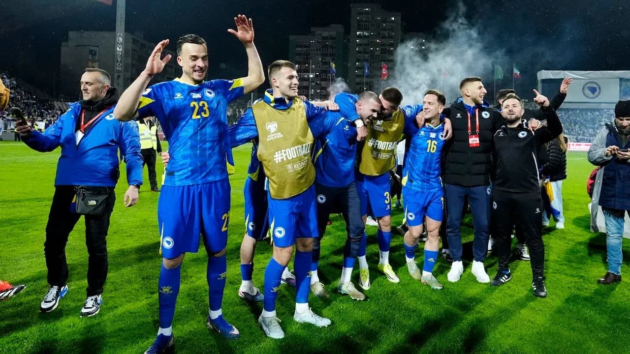 Игроки сборной Боснии и Герцеговины празднуют победу