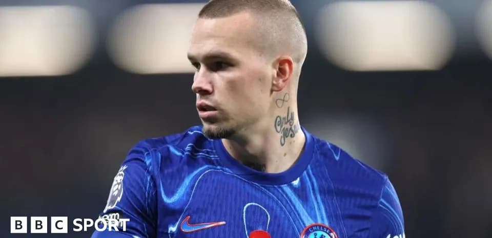 Игрок в синем футболке Chelsea на поле