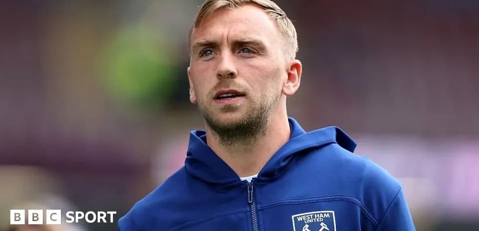 Игрок в синем костюме West Ham United на стадионе