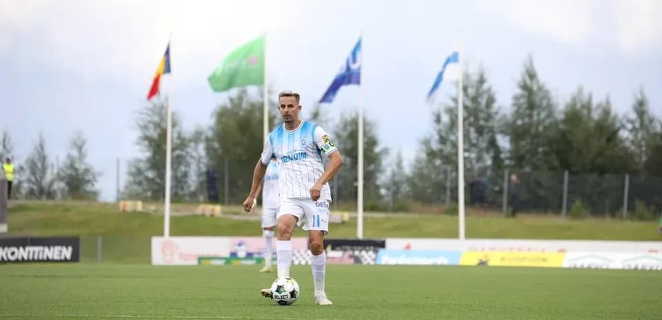 Игрок команды KuPS на поле во время матча