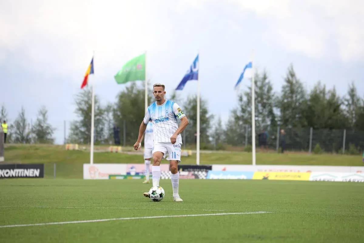 Игрок команды KuPS на поле во время матча