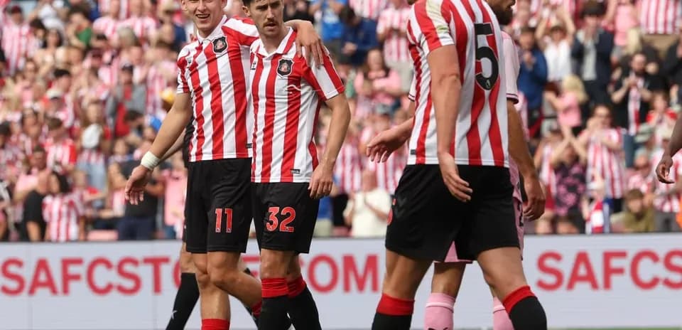 Игроки Sunderland празднуют гол на стадионе