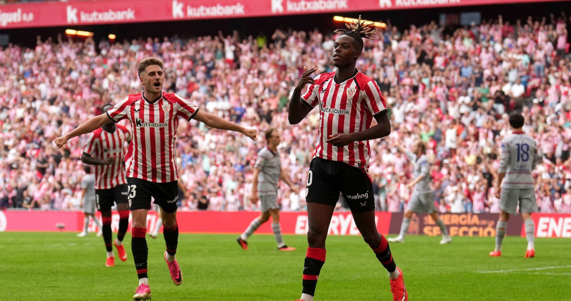 Игроки Athletic Bilbao празднуют гол на стадионе