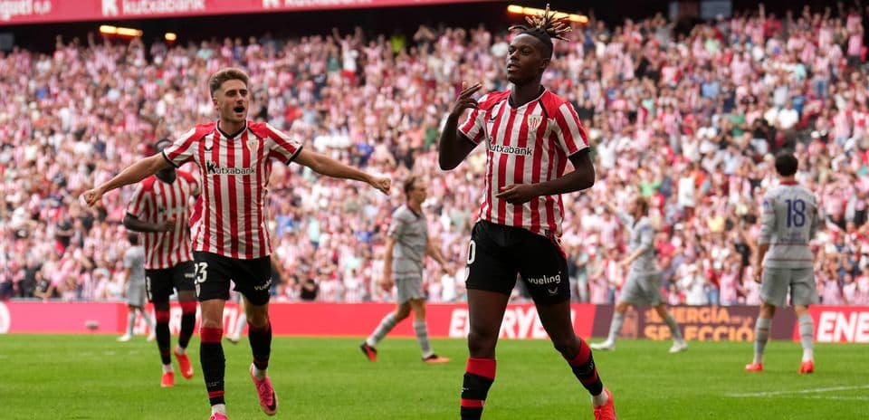 Игроки Athletic Bilbao празднуют гол на стадионе