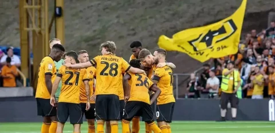 Игроки Wolverhampton собираются в круг перед матчем