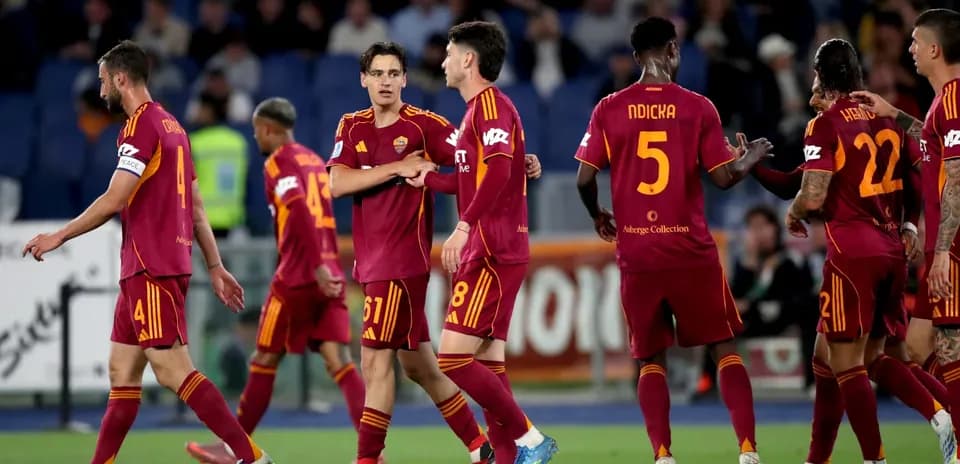 Игроки AS Roma празднуют гол на стадионе