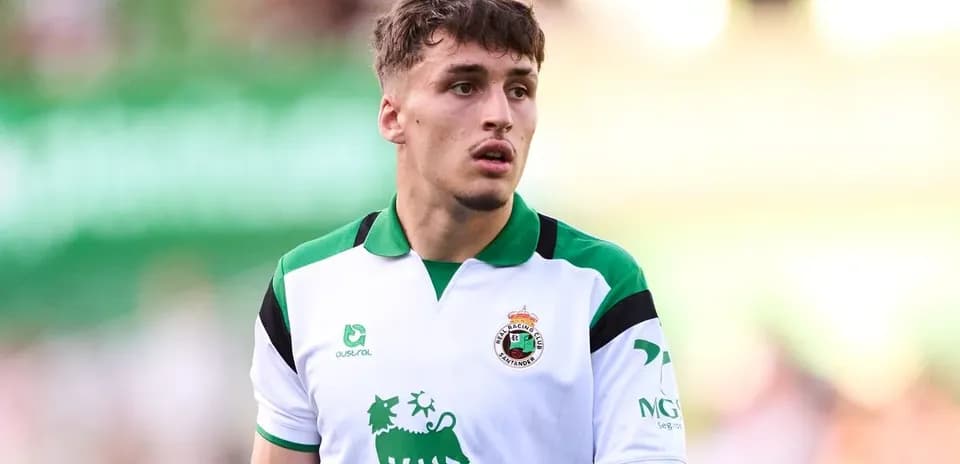 Игрок в футболке Racing Santander на поле