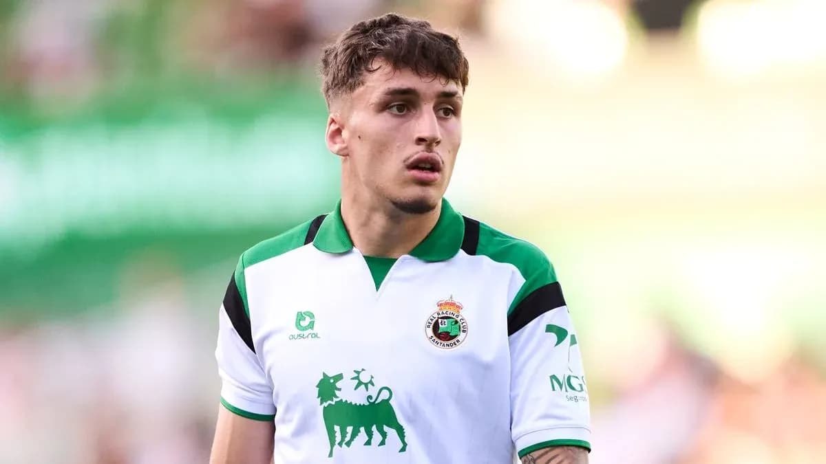 Игрок в футболке Racing Santander на поле