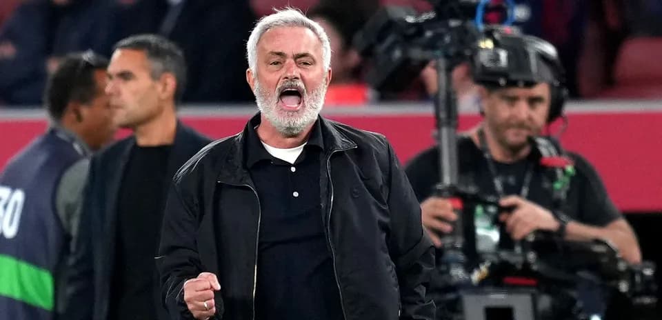 Тренер празднует на скамейке запасных во время матча