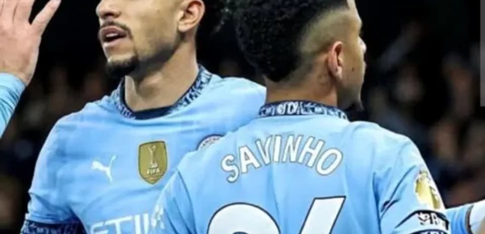 Игроки Manchester City обсуждают на поле