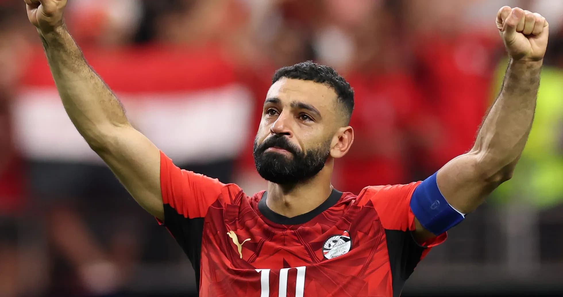 Игрок Египта празднует после матча с поднятым кулаком