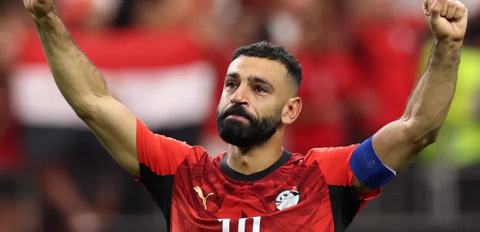 Игрок Египта празднует после матча с поднятым кулаком