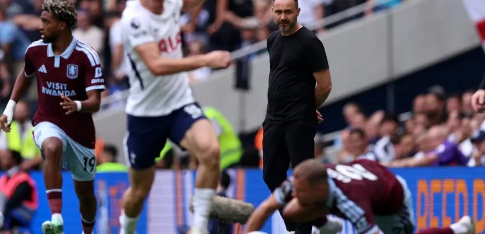 Игроки Aston Villa и Tottenham на футбольном поле