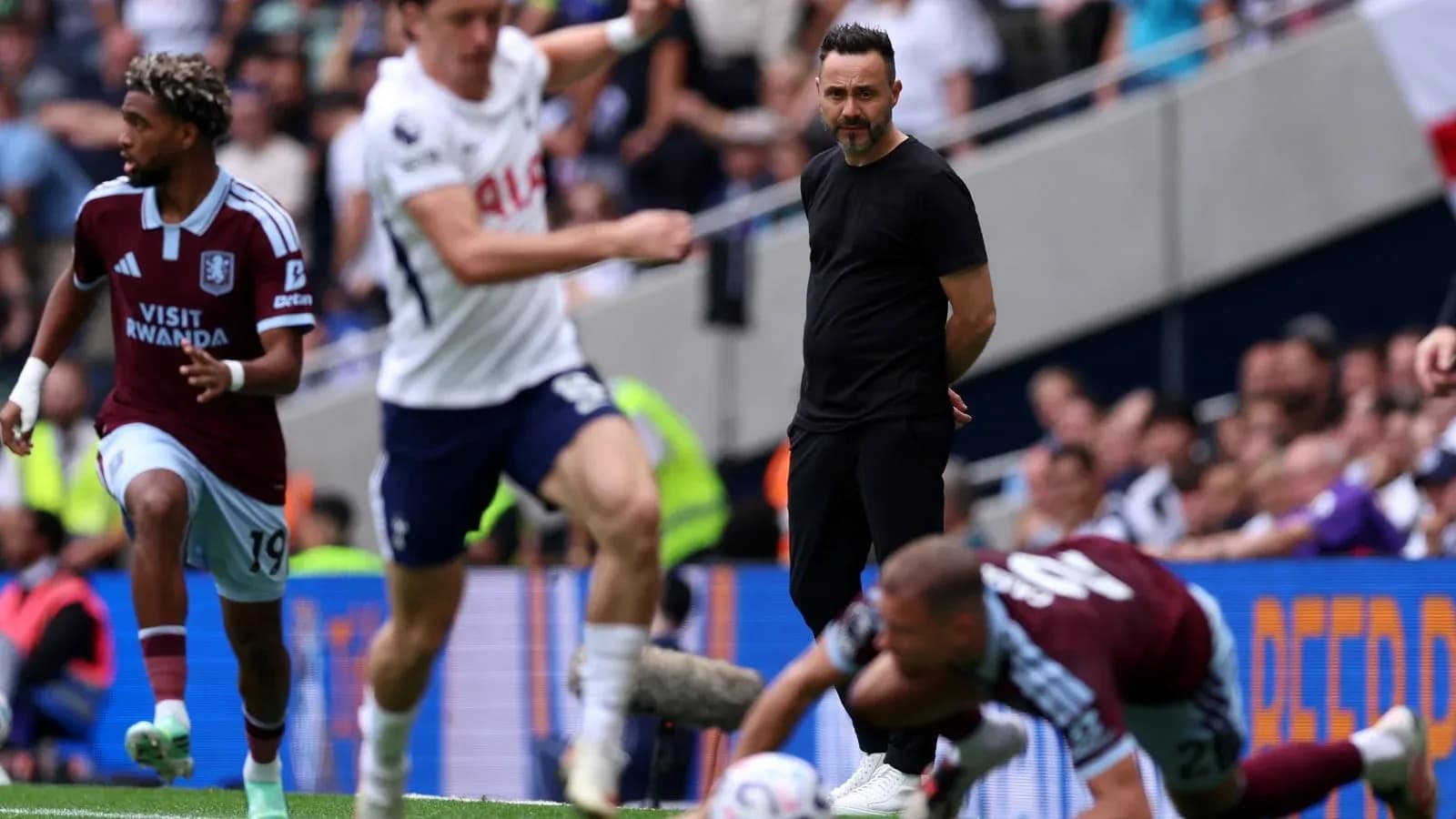 Игроки Aston Villa и Tottenham на футбольном поле