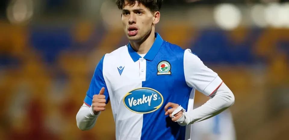 Игрок в форме Blackburn Rovers на поле