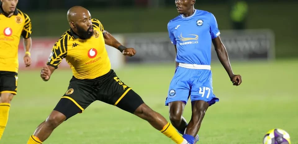 Игроки команды Kaizer Chiefs и соперник на поле