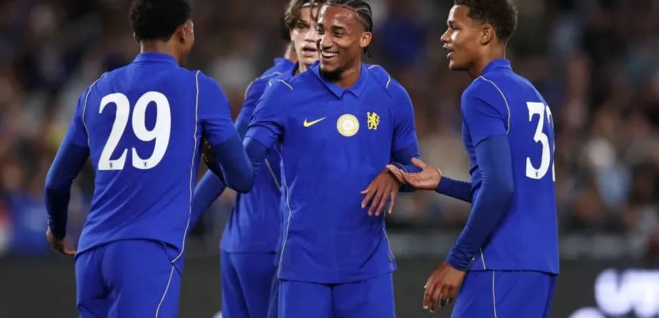 Игроки Chelsea отмечают гол на поле