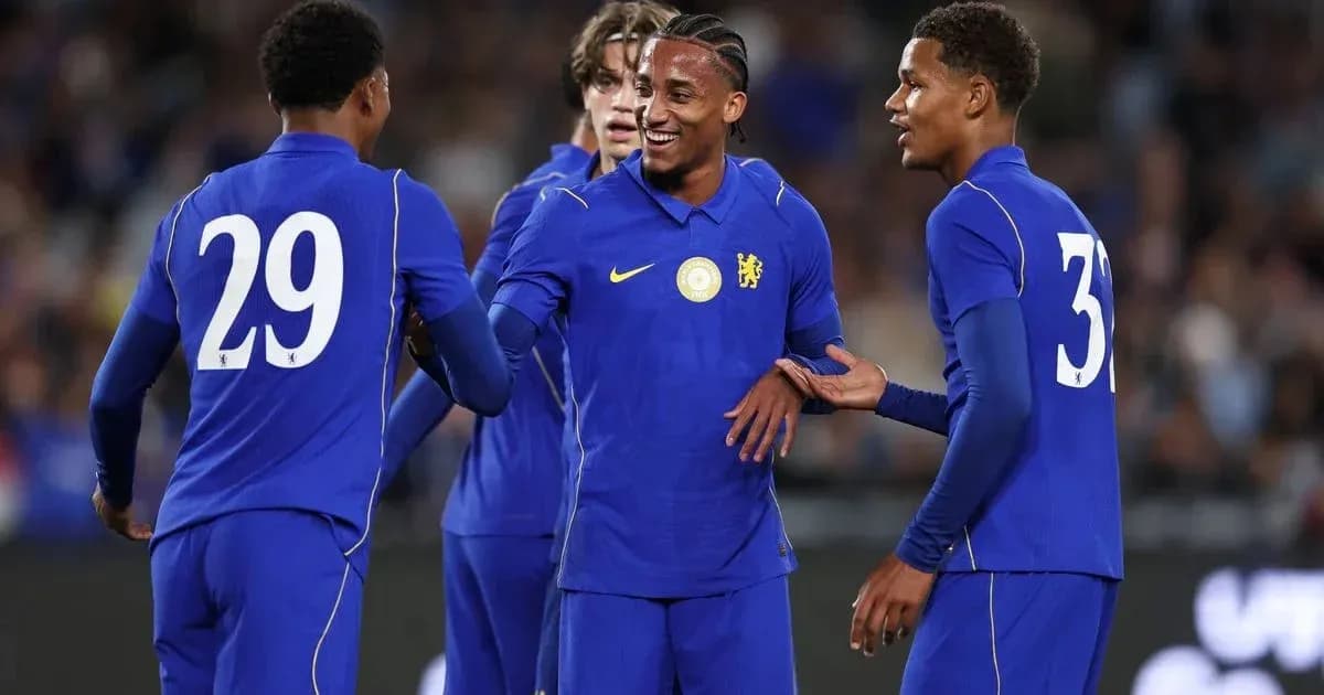 Игроки Chelsea отмечают гол на поле