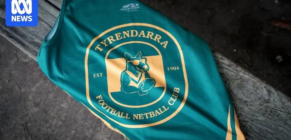 Футбольная форма клуба Tyrendarra на скамейке