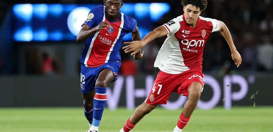Игроки PSG и Монако борются за мяч на поле