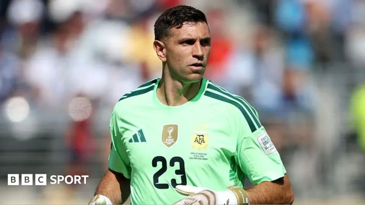 Вратарь в зеленой форме на футбольном поле