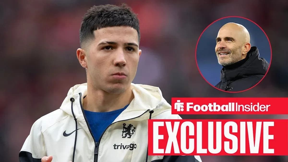 Игрок в экипировке Chelsea на стадионе
