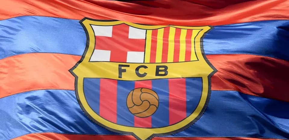 Флаг ФК Барселона с клубным гербом