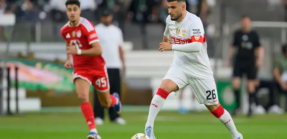 Игроки в борьбе за мяч на футбольном поле