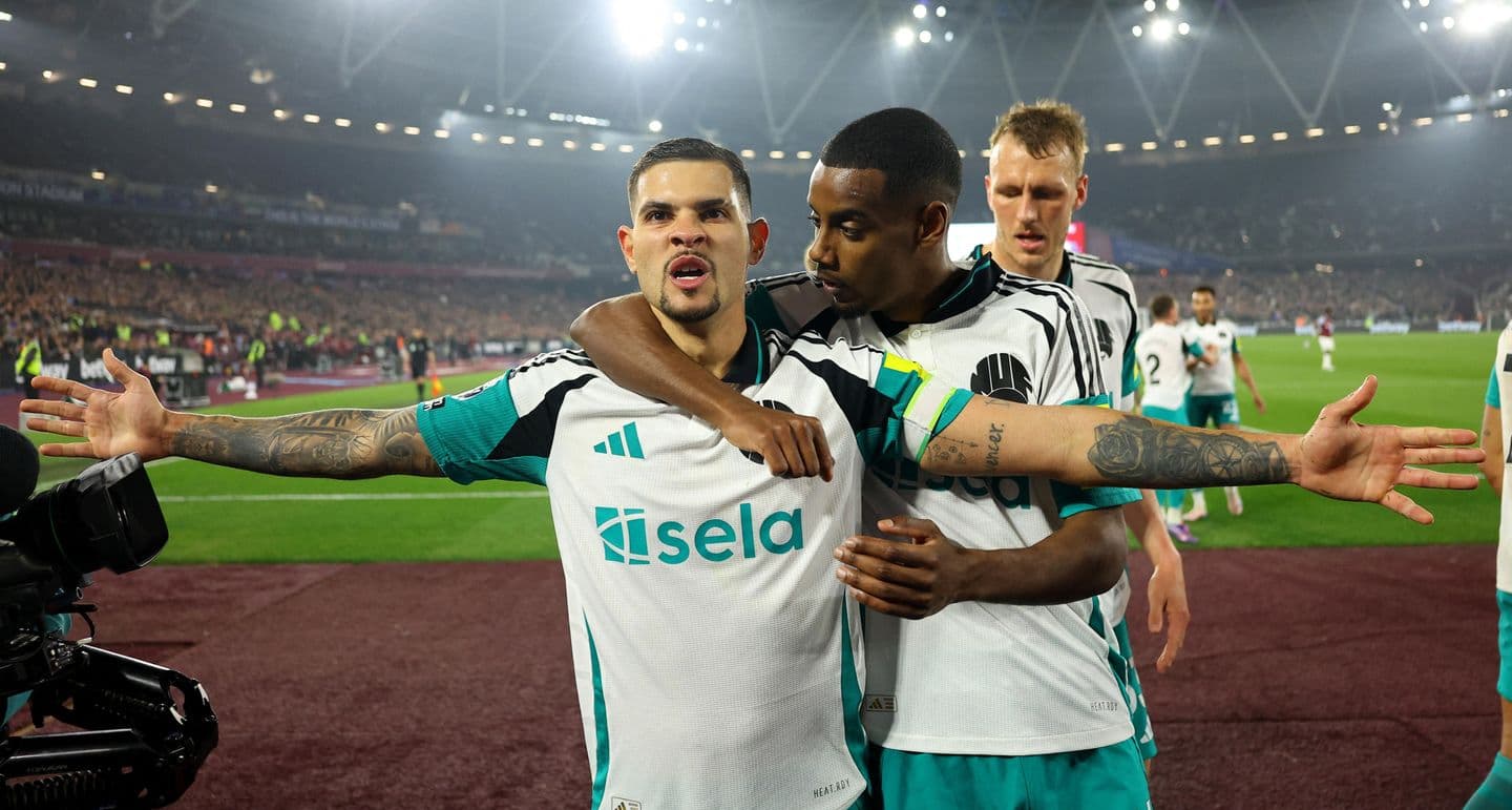 Игроки празднуют гол на стадионе