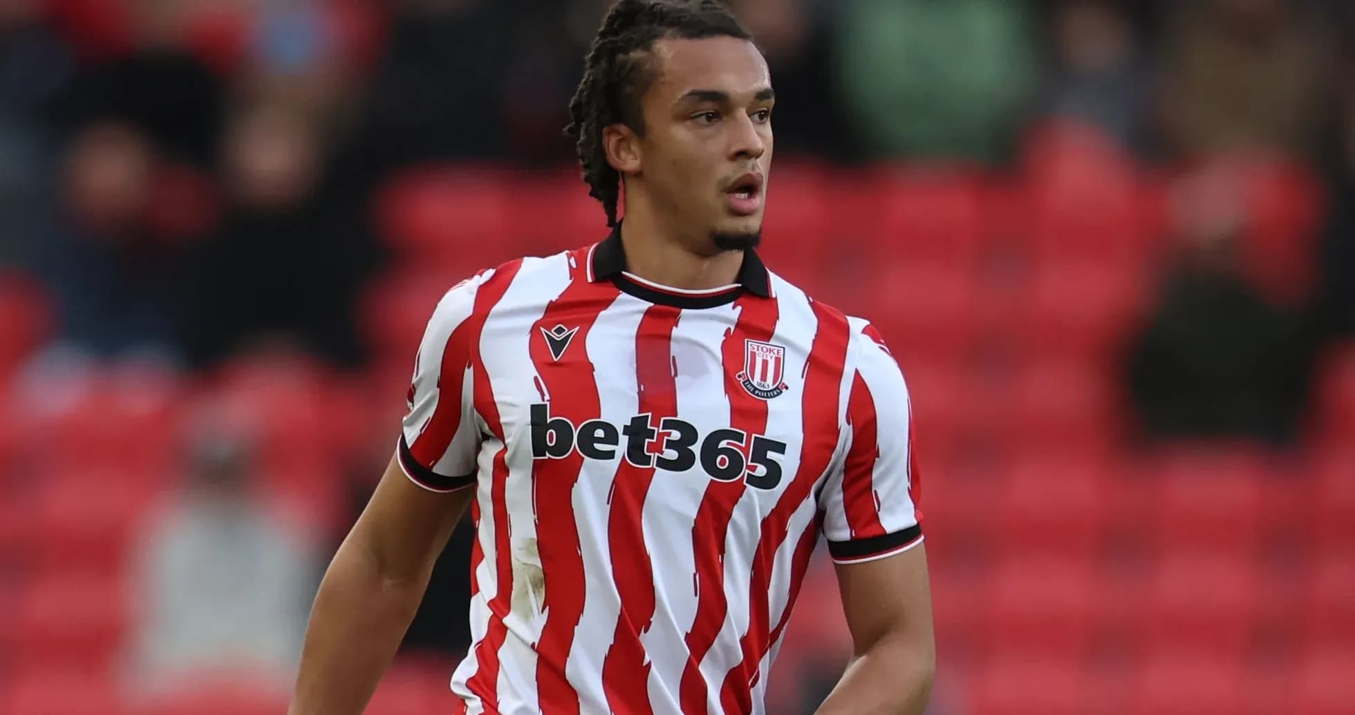 Игрок в форме Stoke City на поле во время матча