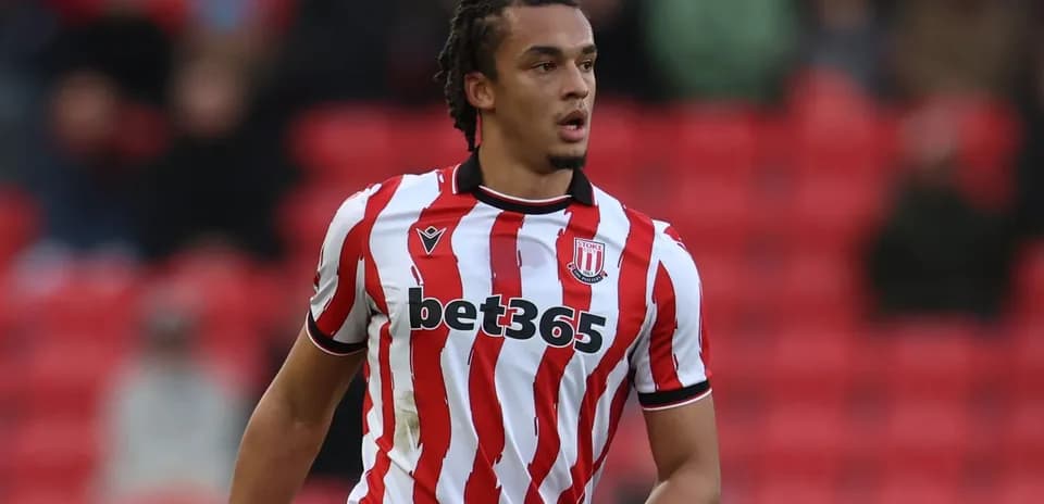 Игрок в форме Stoke City на поле во время матча