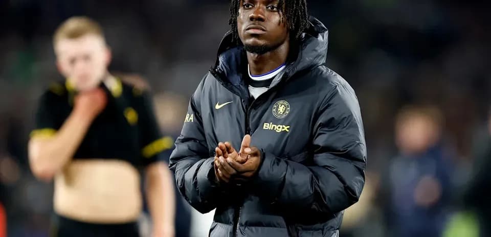 Игрок Chelsea в куртке на стадионе после матча