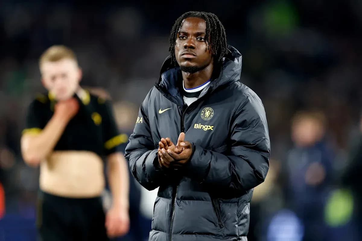 Игрок Chelsea в куртке на стадионе после матча