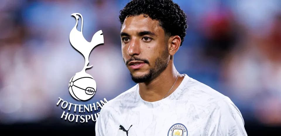 Игрок в форме Manchester City на фоне логотипа Tottenham