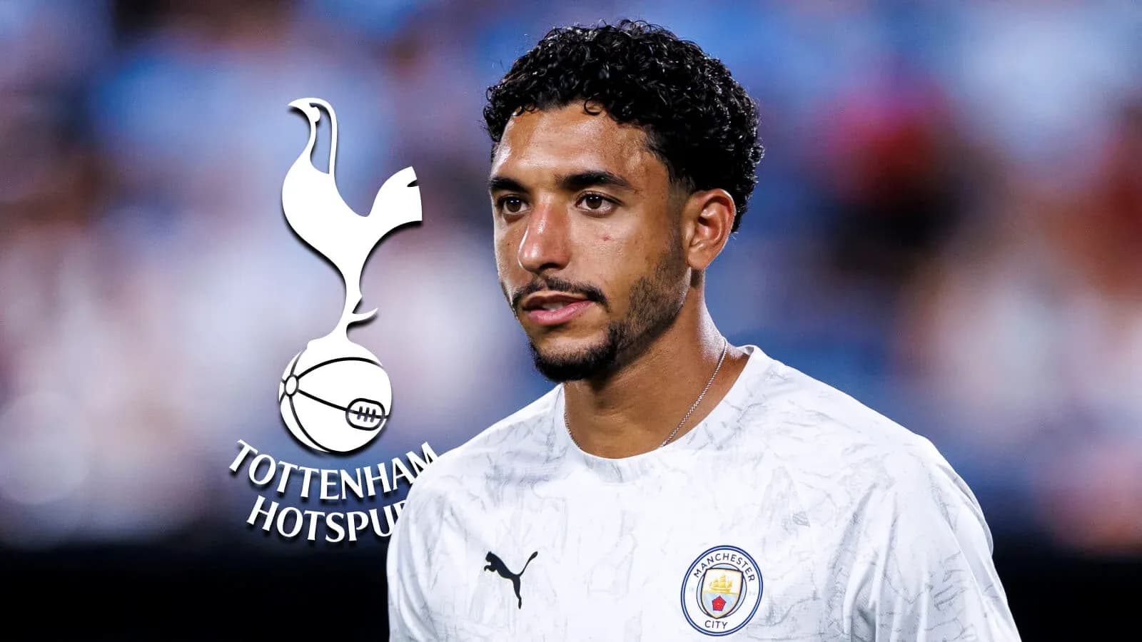 Игрок в форме Manchester City на фоне логотипа Tottenham