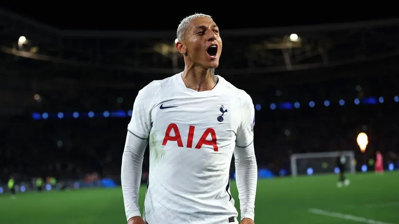 Игрок Тоттенхэма радуется после забитого гола