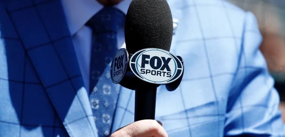 Микрофон FOX Sports в руке ведущего