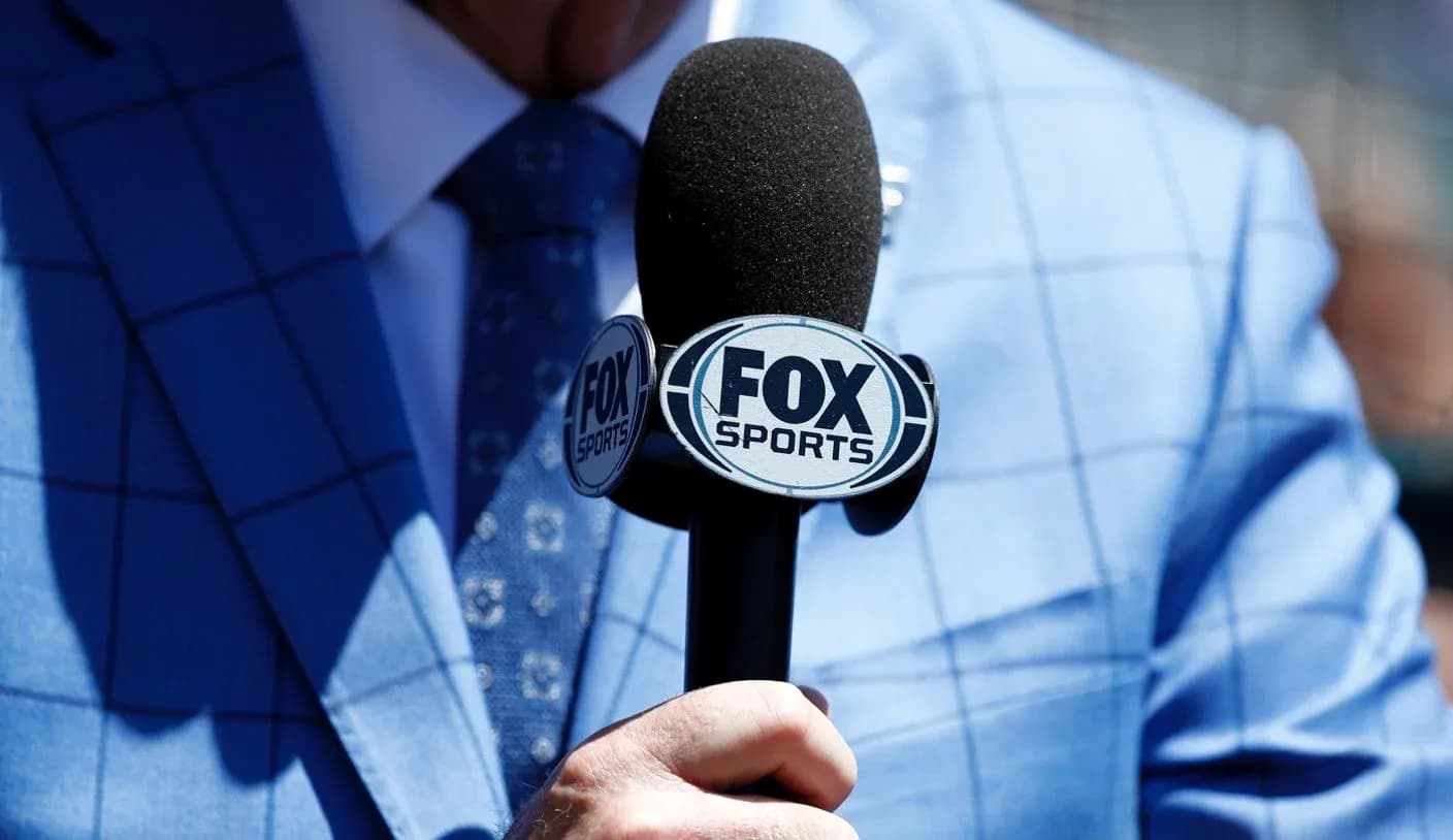 Микрофон FOX Sports в руке ведущего