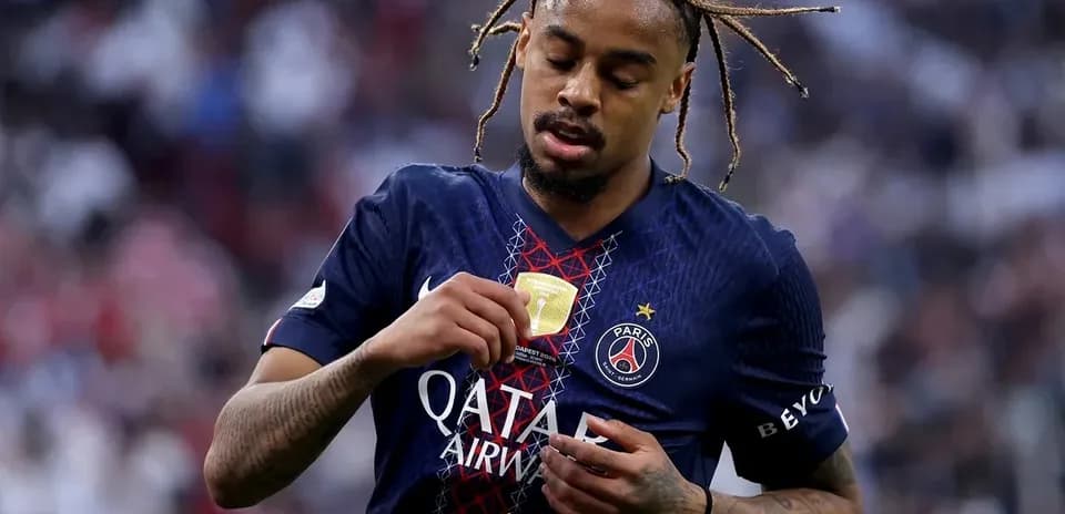 Игрок PSG рассматривает медаль после матча